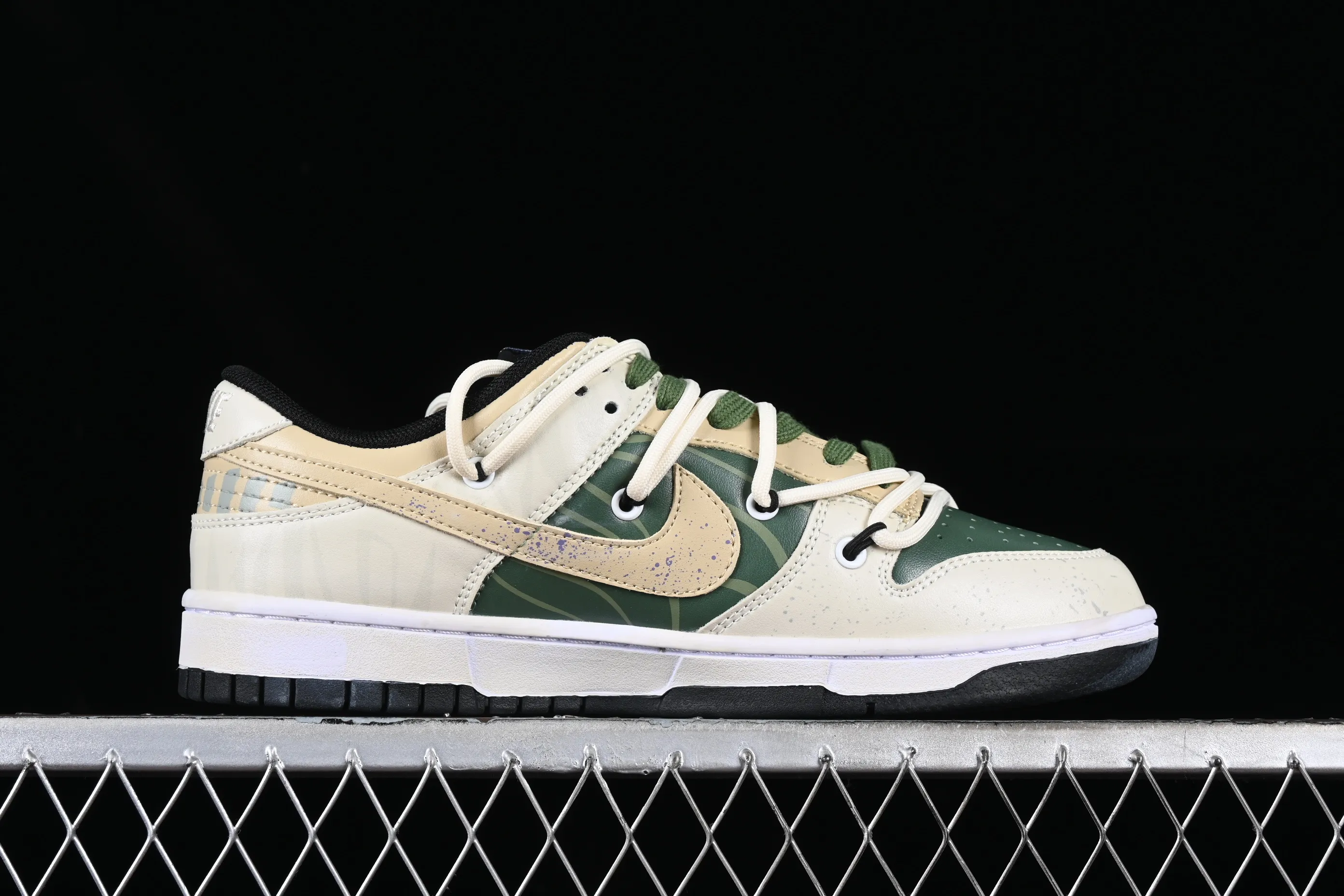 All Categories Nk SB Dunk Series Nk SB Dunk Low Low-top sneakers Nk Dunk Low Panda Prank-Jungle Crossing Mishan Genno SB strappy low-top casual sneakers DV0831-002